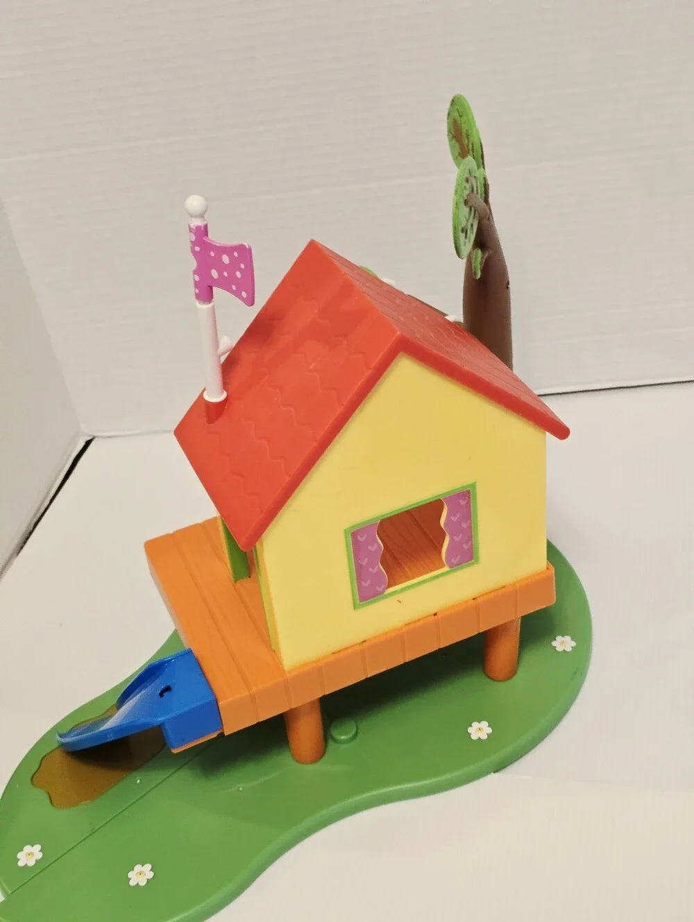 Peppa Pig’s Treehouse & George Fort Treehouse READ